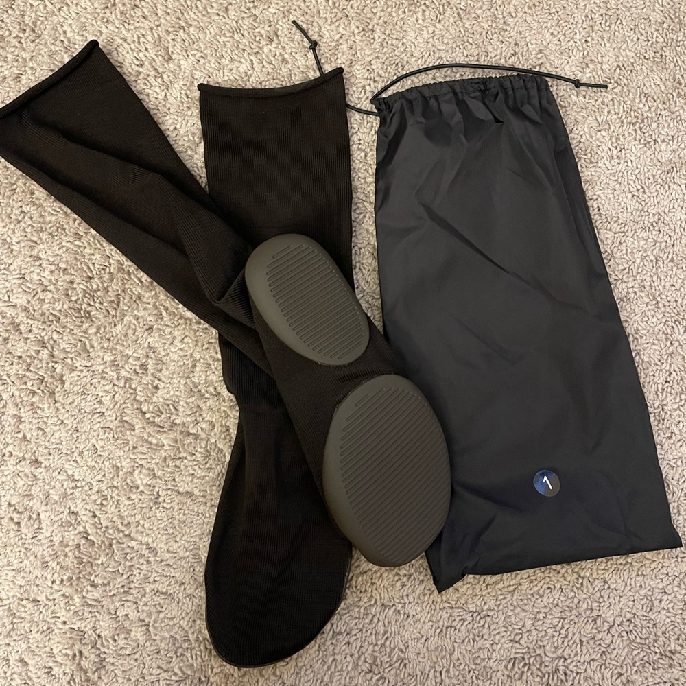 Yeezy pods size 1